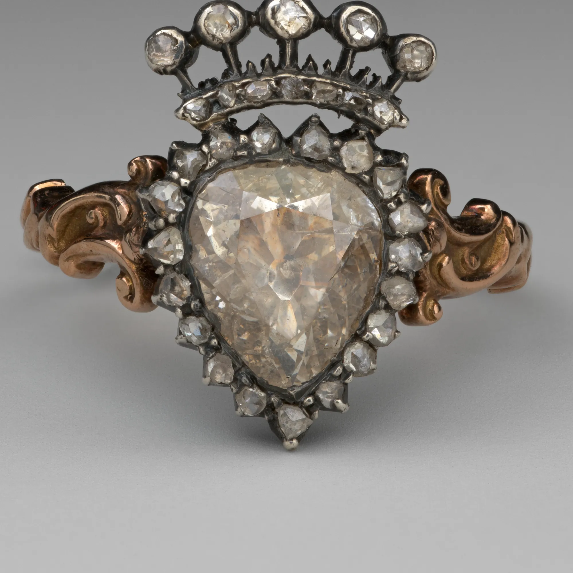 Detalle de un diamante talla rosa en forma de corazón, con corona de diamantes