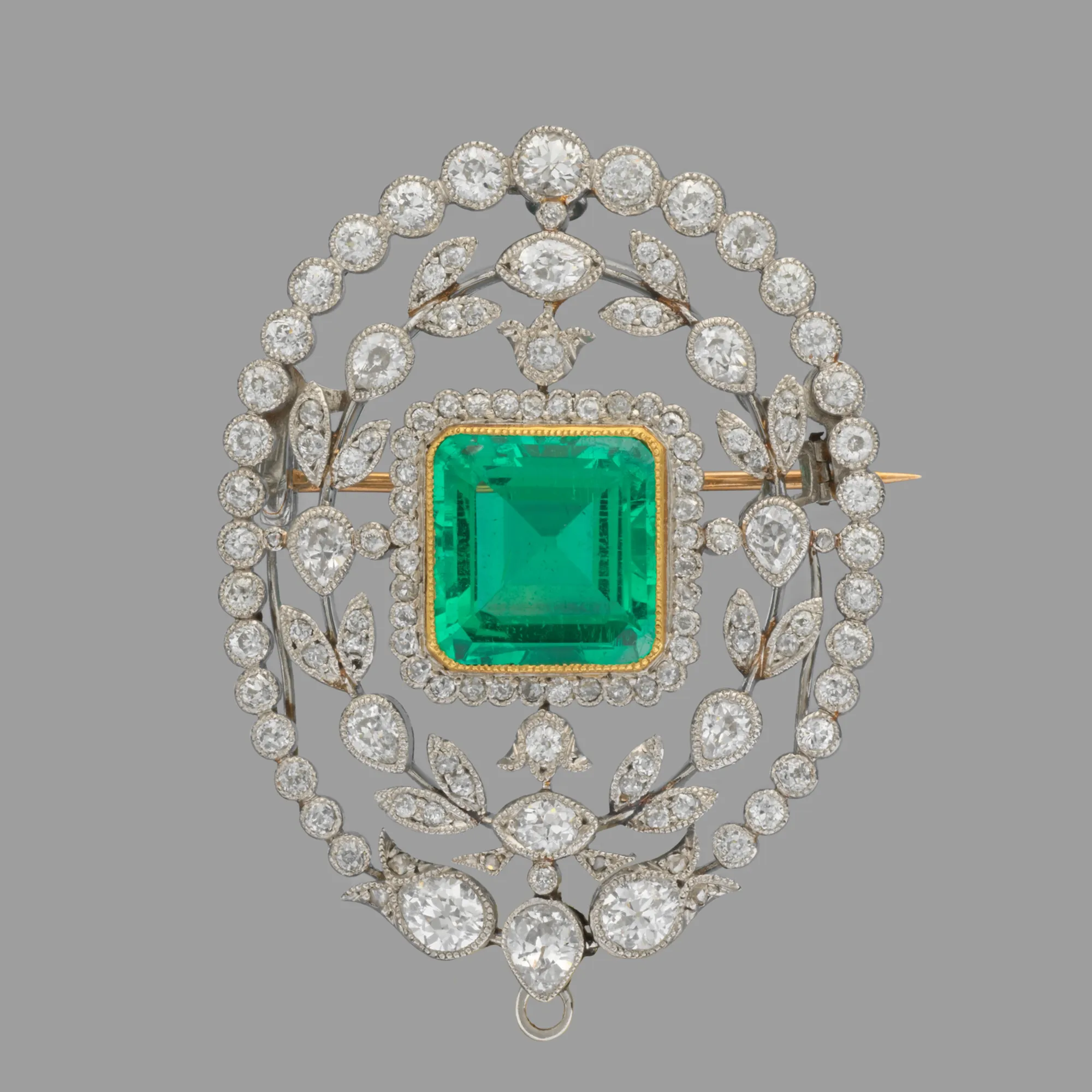Detalle de una esmeralda de talla escalonada en un engaste de diamantes